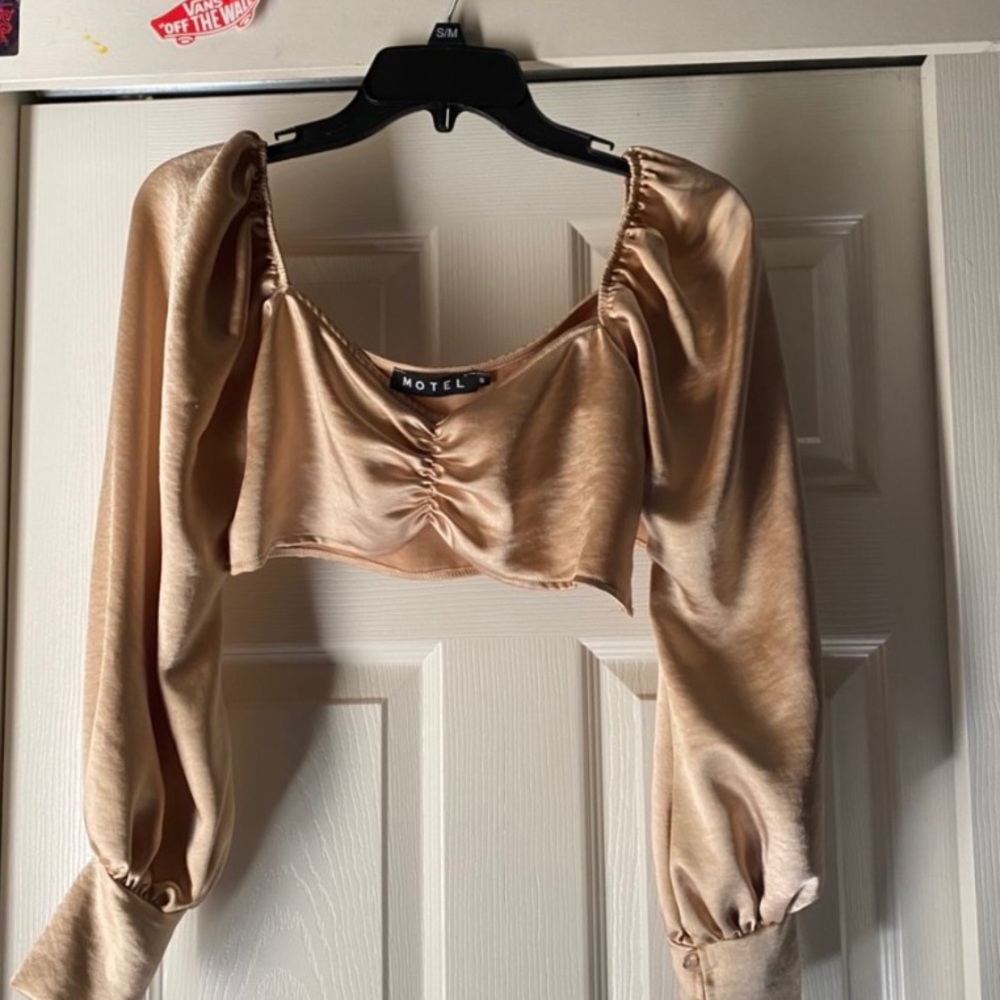 Satin puff sleeve crop top.🧚🏼‍♀️